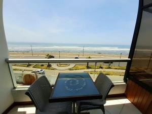 万查科Hotel Huankarute的海滩景阳台配有桌椅