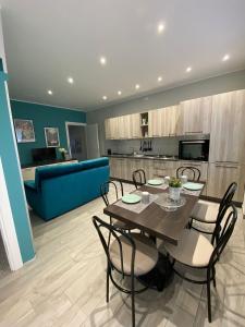 博尔戈马内罗Corte 22 B&b e Appartamenti的客厅配有桌椅和蓝色沙发