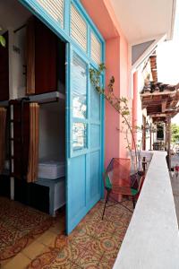 卡塔赫纳República Hostel Cartagena的一间设有蓝色门和窗户的房间