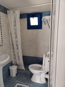 里瓦的亚Blue Sky Aparts的一间带卫生间、水槽和窗户的浴室