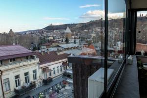 第比利斯Georgia Tbilisi GT Hotel的从窗户可欣赏到城市美景