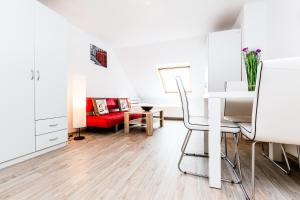 科隆科隆廉价公寓 的客厅配有桌子和红色沙发