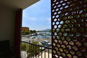 伊塞奥AMBRA HOTEL - The only central lakeside hotel in Iseo的客房设有一个享有码头景致的阳台。