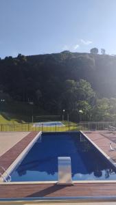 马纽阿苏MANANCIAL HOTEL E EVENTOS的房屋顶部的游泳池