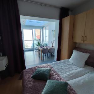 奥斯坦德克塞尼亚别墅公寓的一间卧室设有一张床和一间用餐室