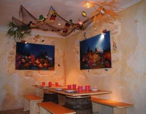TrebesingSmileys Kinderhotel的一间设有桌子和一些红色蜡烛的用餐室