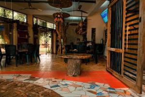 VillamontesEco Hotel Gota del Chaco的一间饭厅,里面设有桌子和树柱