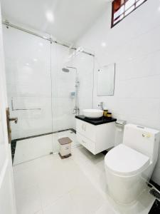 芹苴Linh Phuong 6 Hotel的白色的浴室设有卫生间和淋浴。