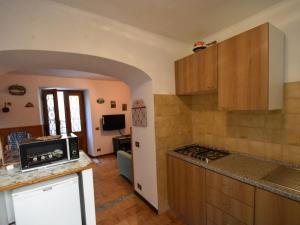 特拉雷戈Belvilla by OYO Casa Labirinto的厨房配有木制橱柜和台面