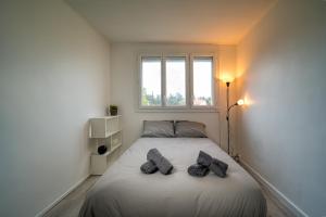 马赛Appartement tout équipé parking balcon 2 chambres的一间卧室配有一张带两个枕头的床