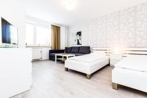 科隆科隆城市公寓的一间带两张床和一张沙发的客厅