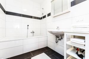 科隆科隆城市公寓的白色的浴室设有水槽和浴缸。