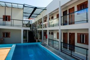 博尼图CLH Suites Bonito Centro的享有带游泳池的建筑景致