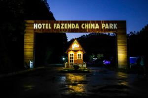 佩德拉阿祖尔法泽达中国花园酒店的一座建筑,上面标有读酒店lagenda中国公园的标志