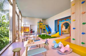 后川Holiday Inn Resort Ho Tram Beach, an IHG Hotel的儿童游戏室,设有带游戏设备的游乐区