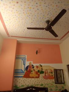 焦特布尔MH Guest House的卧室内带吊扇的天花板