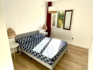 巴里萨尔多Naked House Sardinia的一间卧室设有一张床和一个窗口
