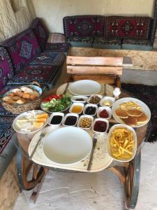 奥塔希萨尔CAPPADOCİA ST.NİNO'S GARDEN的桌上放有盘子和碗的食物