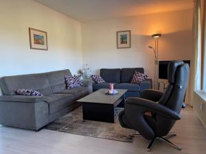 SchwalefeldHaus Bergzicht的客厅配有沙发和椅子