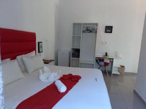 卡萨内Shalakwe Hills-Inn B&B Kasane的卧室配有白色床和红色床头板
