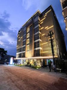 耶拉汉卡Clarks Inn , Airport Bangalore的一座大建筑在晚上点燃