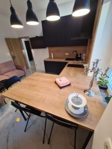 扎达尔Premium class Apartmant的厨房配有木桌和盘子