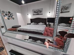 扎达尔Premium class Apartmant的配有床和镜子的房间