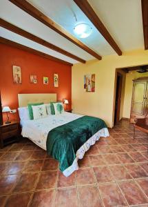 马塔拉斯卡尼亚斯多尼亚那布鲁斯酒店的一间卧室,卧室内配有一张大床