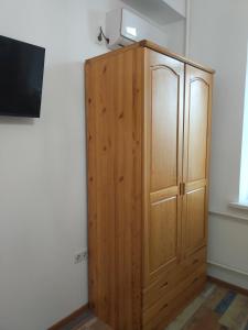 阿拉木图Loftik Apartments Gagarin street的木柜,位于房间角落