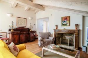 门德里西奥Castello di Brusata by Quokka 360 - romantic flat with pool的带沙发和壁炉的客厅
