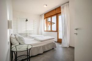特雷莫西内casa Panoramica的卧室配有床、椅子和窗户。