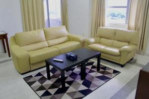 甘榜甘马挽D’lina pelangi的客厅配有两张沙发和一张咖啡桌