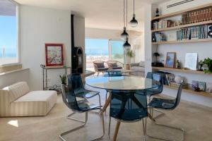 加的斯INFINITY Sunny Home by Cadiz4Rentals的客厅配有玻璃桌和椅子