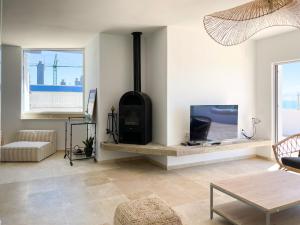 加的斯INFINITY Sunny Home by Cadiz4Rentals的客厅设有壁炉和电视。