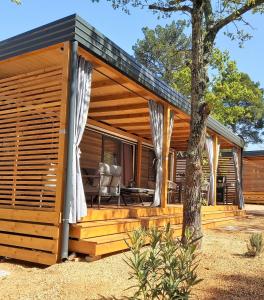 比奥格勒·纳·莫鲁Mobile Home Sole的小木屋设有1个带树的甲板