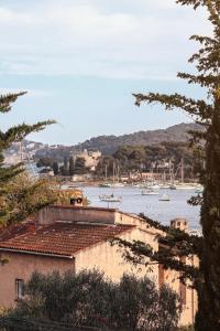 滨海拉塞讷Villa Tamaris的享有海港和水中船只的景色