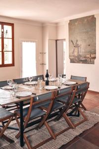 滨海拉塞讷Villa Tamaris的用餐室配有大型木桌和椅子