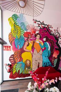 巴塞罗那Hostelle - Women only hostel Barcelona的墙上的壁画,画有女人