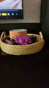 达累斯萨拉姆Makazi Yetu的桌上一篮子,花紫色
