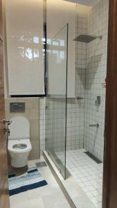 达累斯萨拉姆Makazi Yetu的带淋浴和卫生间的浴室。