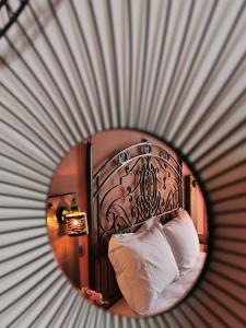 米西姆纳Terracotta Boutique Beach Studios的一张带白色枕头的镜子反射床