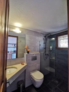 米西姆纳Terracotta Boutique Beach Studios的浴室配有卫生间、盥洗盆和淋浴。