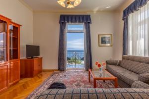 奥帕提亚加勒布酒店的带沙发和大窗户的客厅