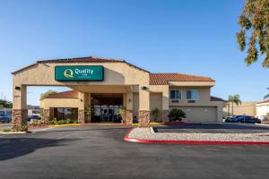 长滩Quality Inn Long Beach - Signal Hill的享有带停车场的优质旅馆的景致