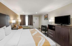 Quality Inn Long Beach - Signal Hill客房内的一张或多张床位