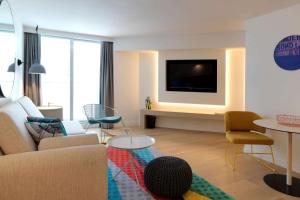 悉尼邦迪QT公寓式酒店的带沙发和电视的客厅