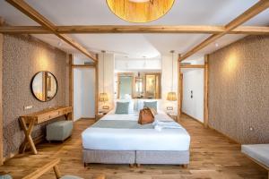 斯特拉岛豪华度假酒店（仅限成人）客房内的一张或多张床位