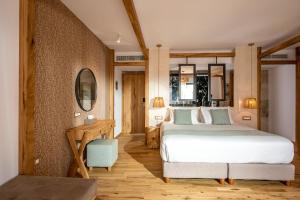 赫索尼索斯斯特拉岛豪华度假酒店（仅限成人）的卧室配有一张白色大床和一张书桌