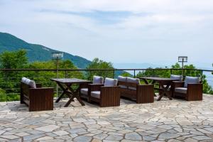 哈尼亚Manthos Mountain Resort & Spa的一个带桌椅的山景庭院