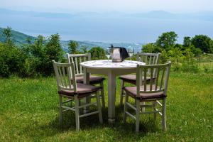 哈尼亚Manthos Mountain Resort & Spa的一张桌子、三把椅子和茶壶